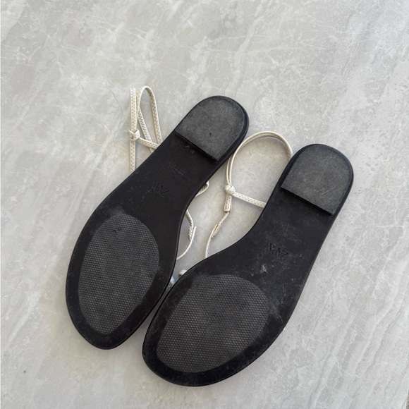 Zara Elegant White Sandals with Gold Accent - Picture 4 of 4